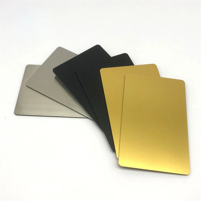 Cartea de nume metalică necompletată